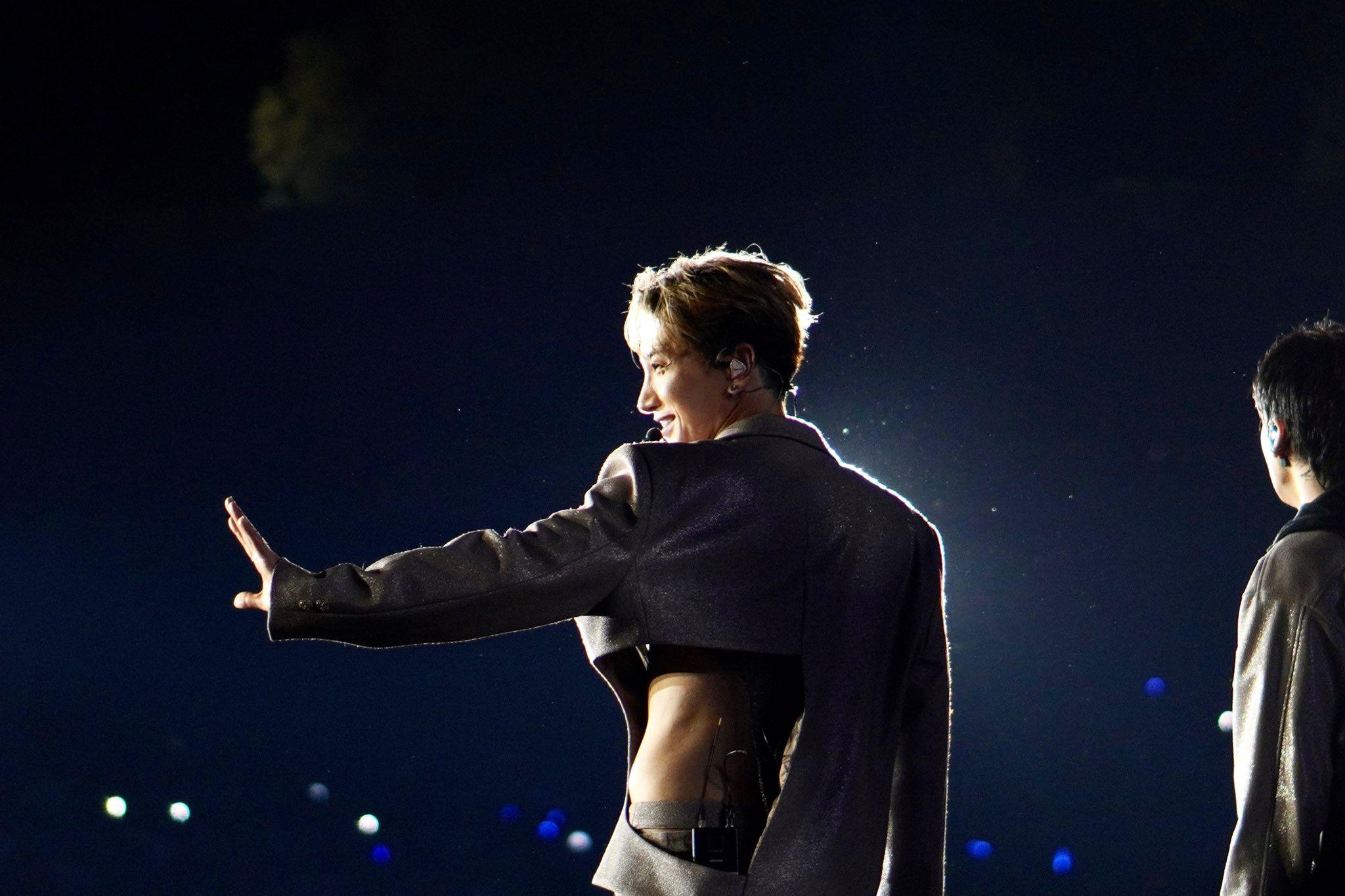 除了內裡透視,背後腰邊更是「穿隆」。