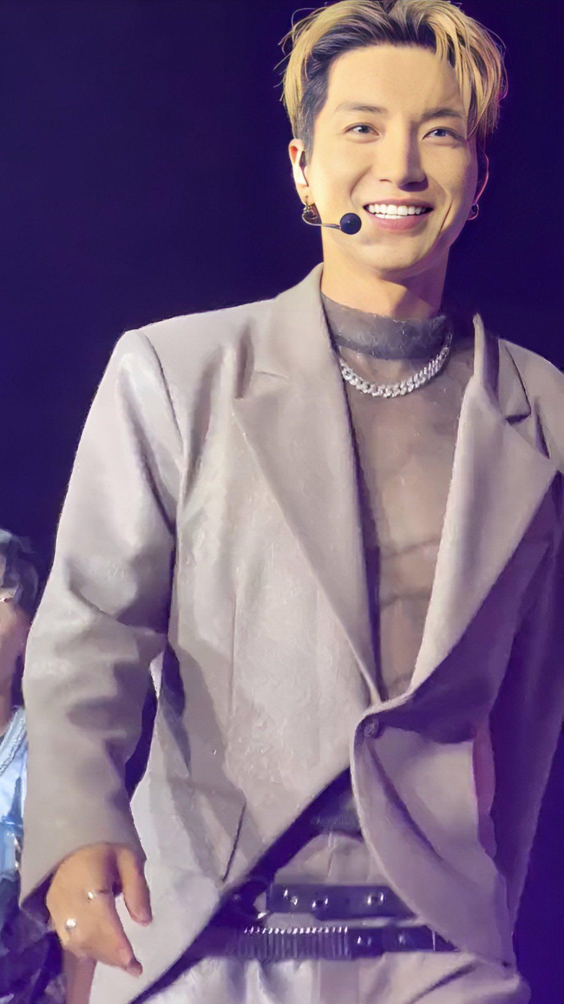 除了崔始源騷肌,這套西裝亦受到ELF的關注。