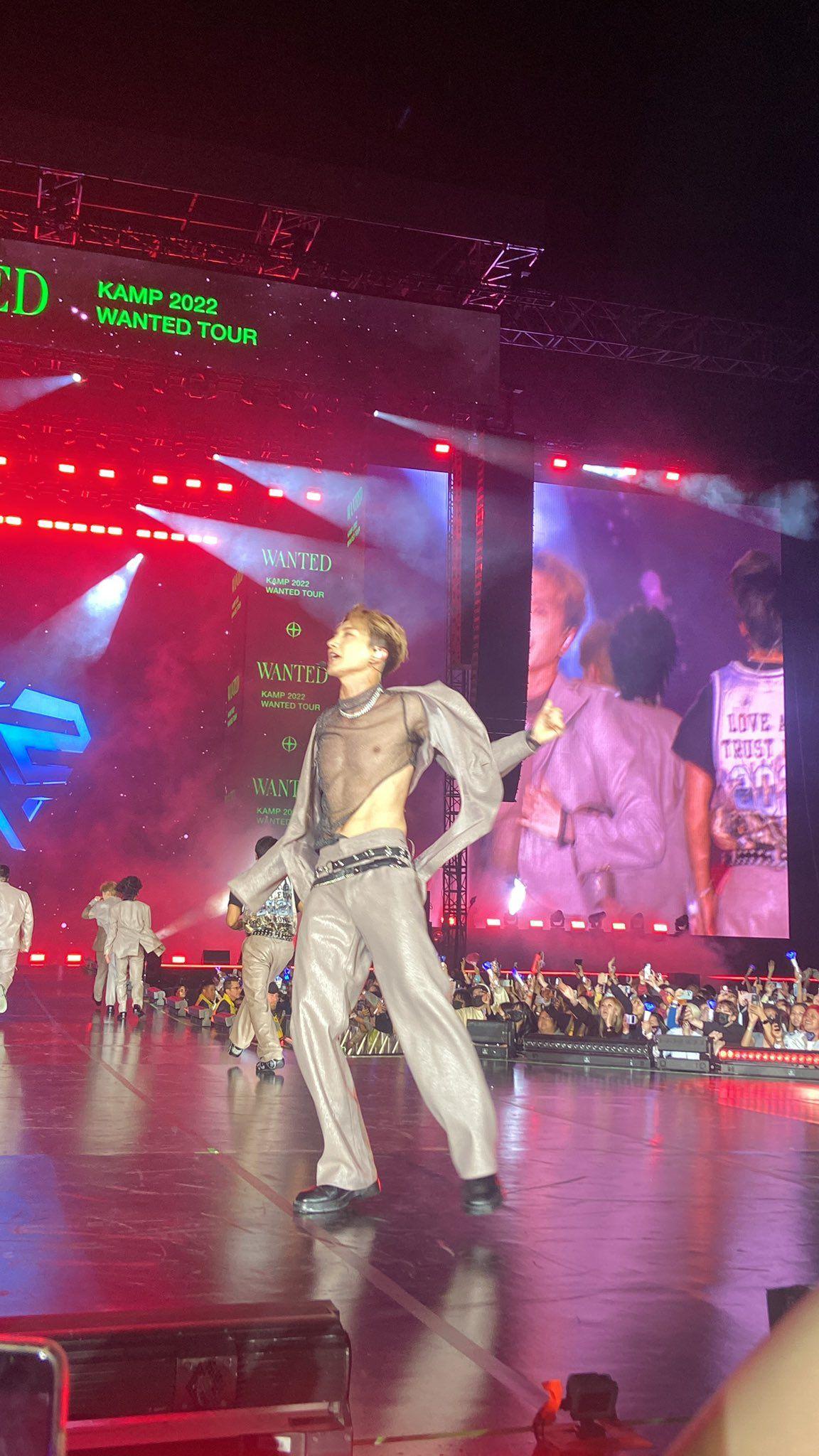 SJ在大馬巡演時穿的「穿隆」西裝,成為粉絲關注點。