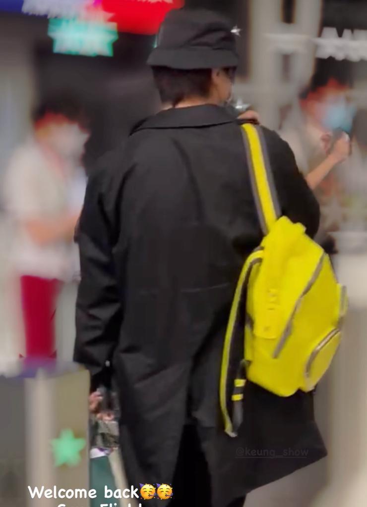 有網民在倫敦機場捕獲姜濤。(網上圖片)