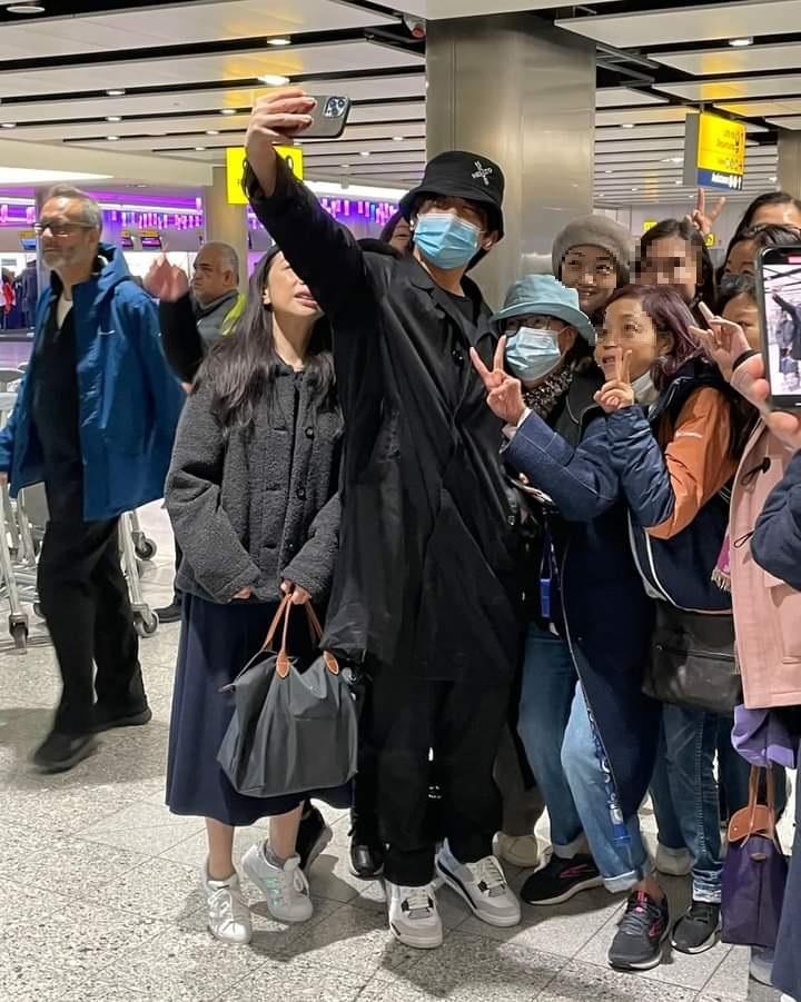 姜濤昨晚在倫敦機場被捕獲,呼籲姜糖今晨別要到機場接機。