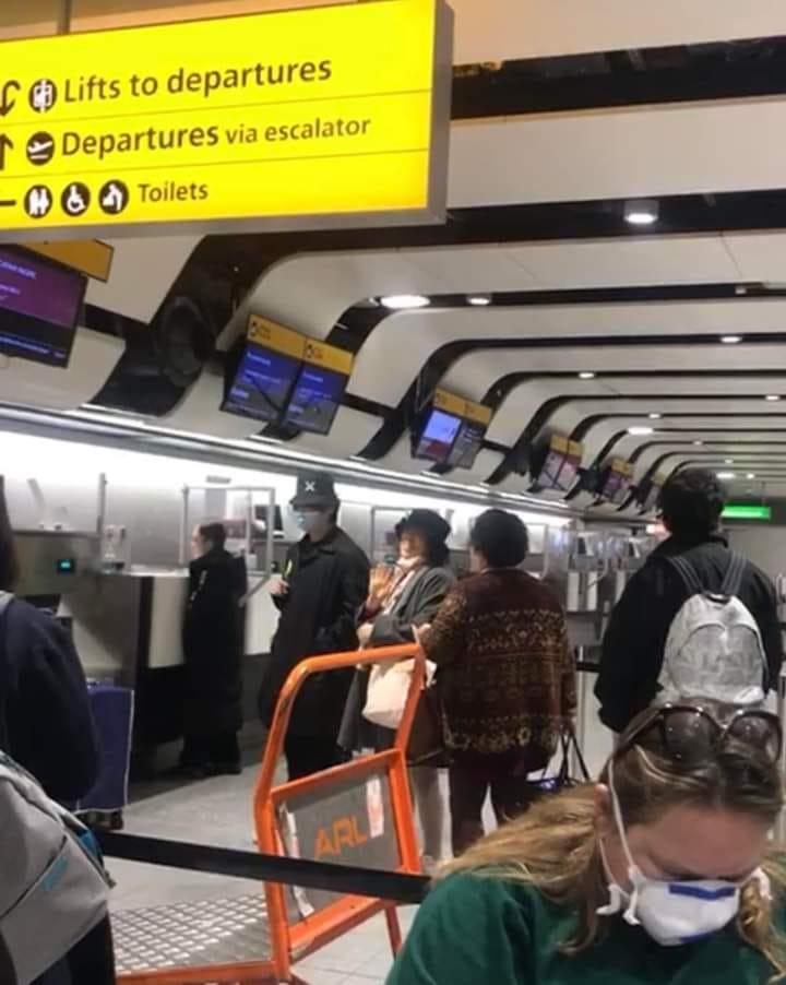 有網民在倫敦機場捕獲姜濤。(網上圖片)