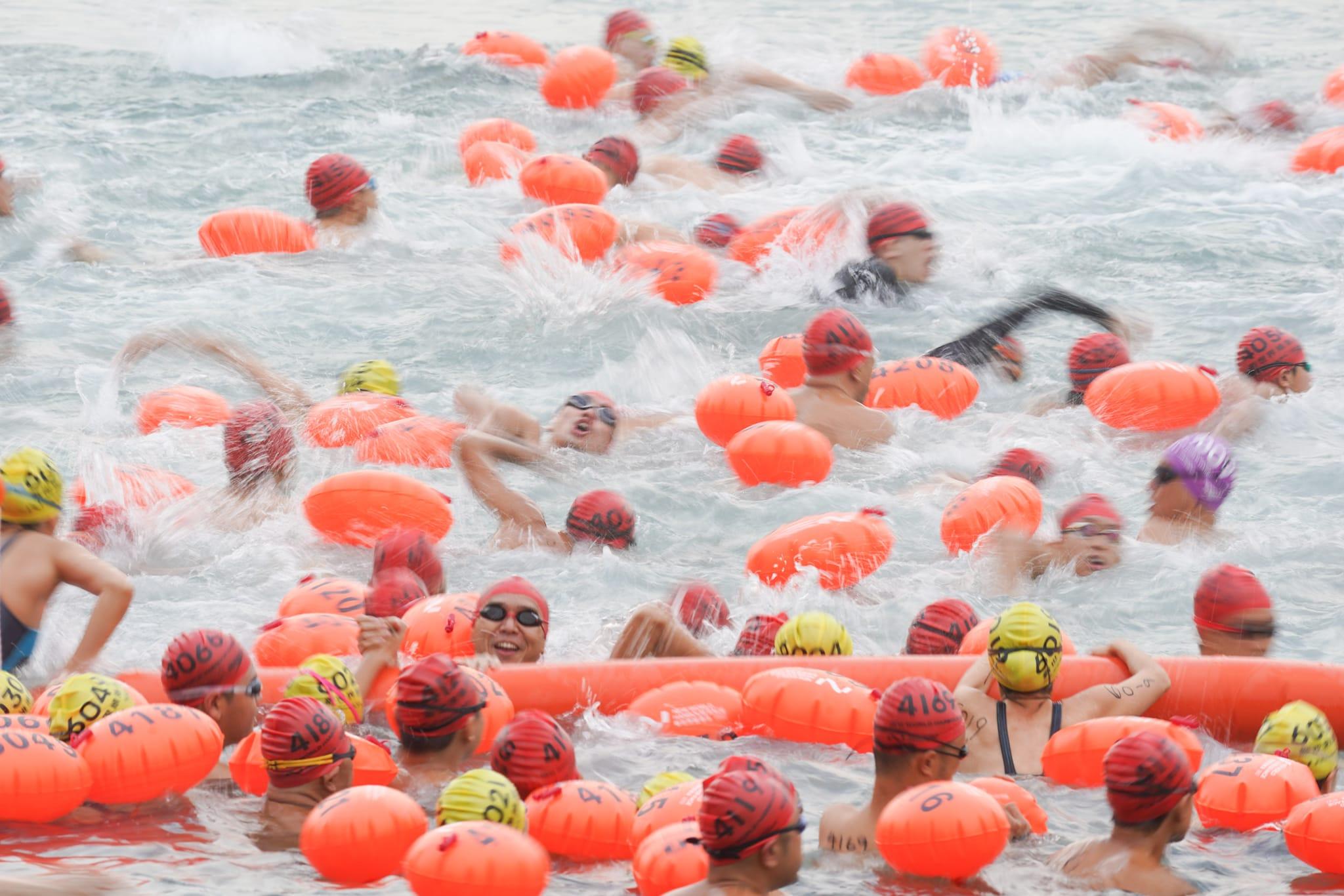 維港泳2022|如期舉行泳手感天氣合適 臨時交通安排料維持至下午約1時
