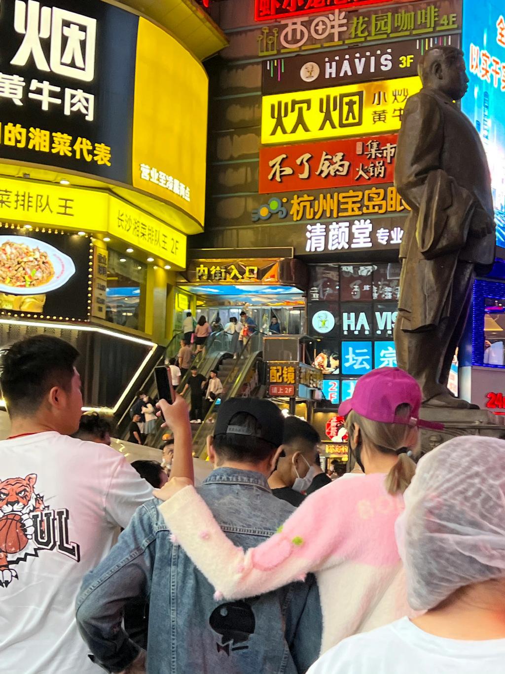 早前有網民捕獲陳浩民(黑色CAP帽)與蔣麗莎在鬧市出現。