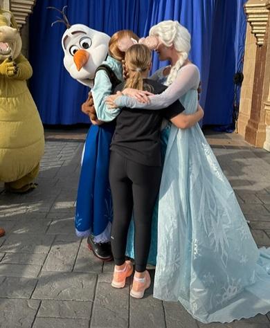 哈七親親《魔雪奇緣》幾位主角。