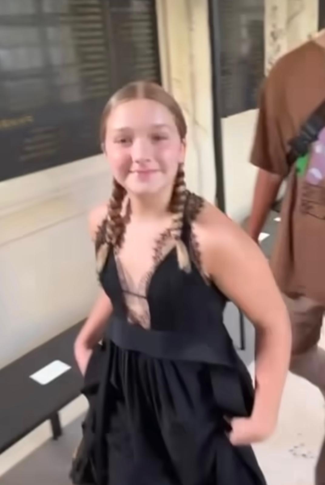 11歲「哈七」以一身晚裝打扮撐媽咪。