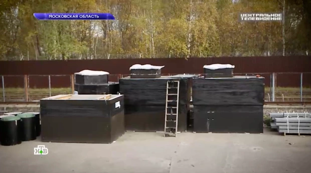 有報道形容,部分地堡猶如「以聚乙烯包覆的黑色立方體,埋在地下12呎」。(互聯網)