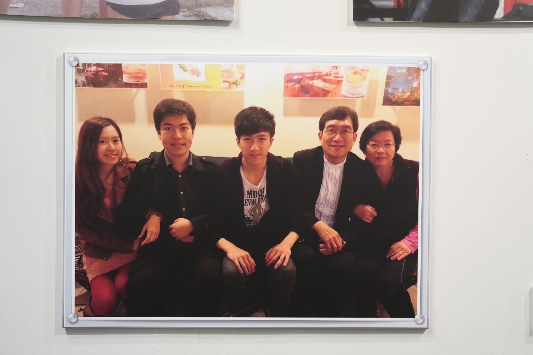 阿Mo的全家福。(陳奕釗攝)