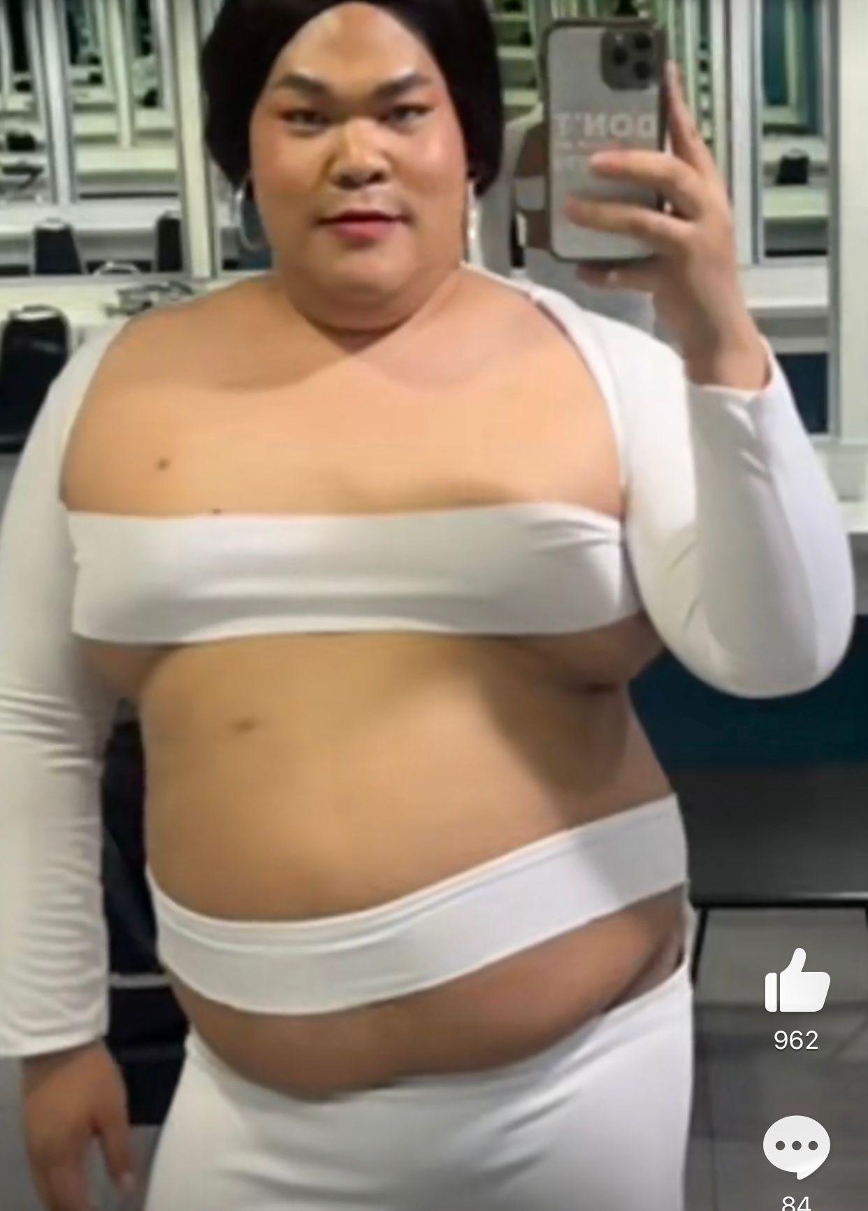 泰國知名網紅Anu「Cha」 Sangchart在「Lowcostcosplay」專頁化身Davika,更風騷自拍。