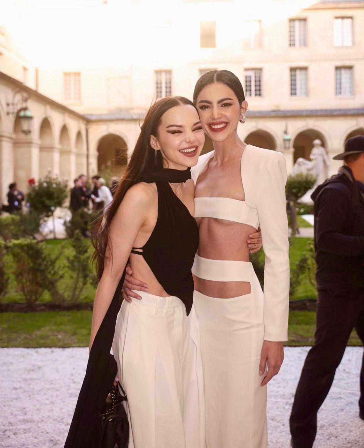 Davika的性感戰衣露出度極高,更盡晒其22吋螞蟻腰。