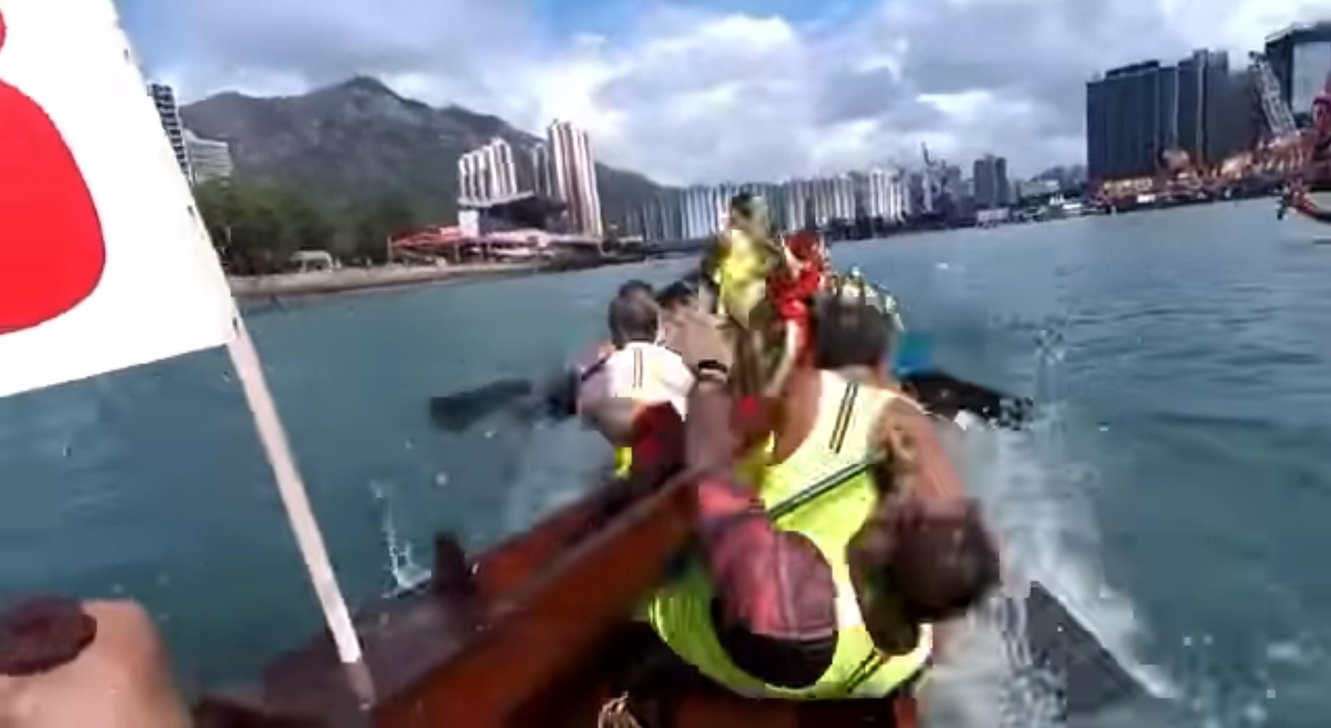 網上熱話|屯門龍舟賽慶回歸 划槳手遭鄰船尾橫掃撞倒險墮海(有片)