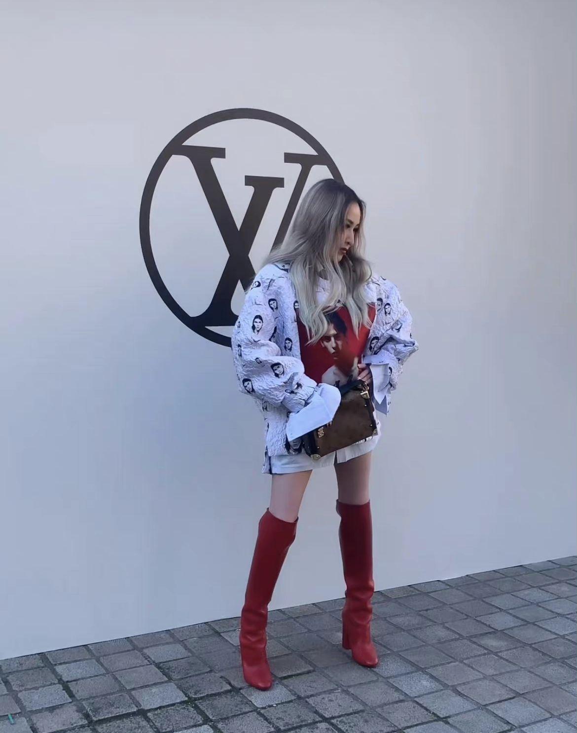 蕭亞軒應LV邀請出席巴黎時裝周。