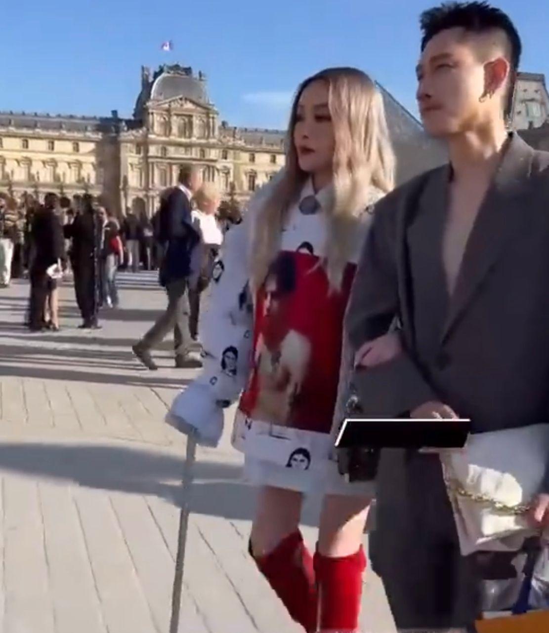 Elva今次被發現要撐拐杖現身,容貌同樣成為網民焦點。