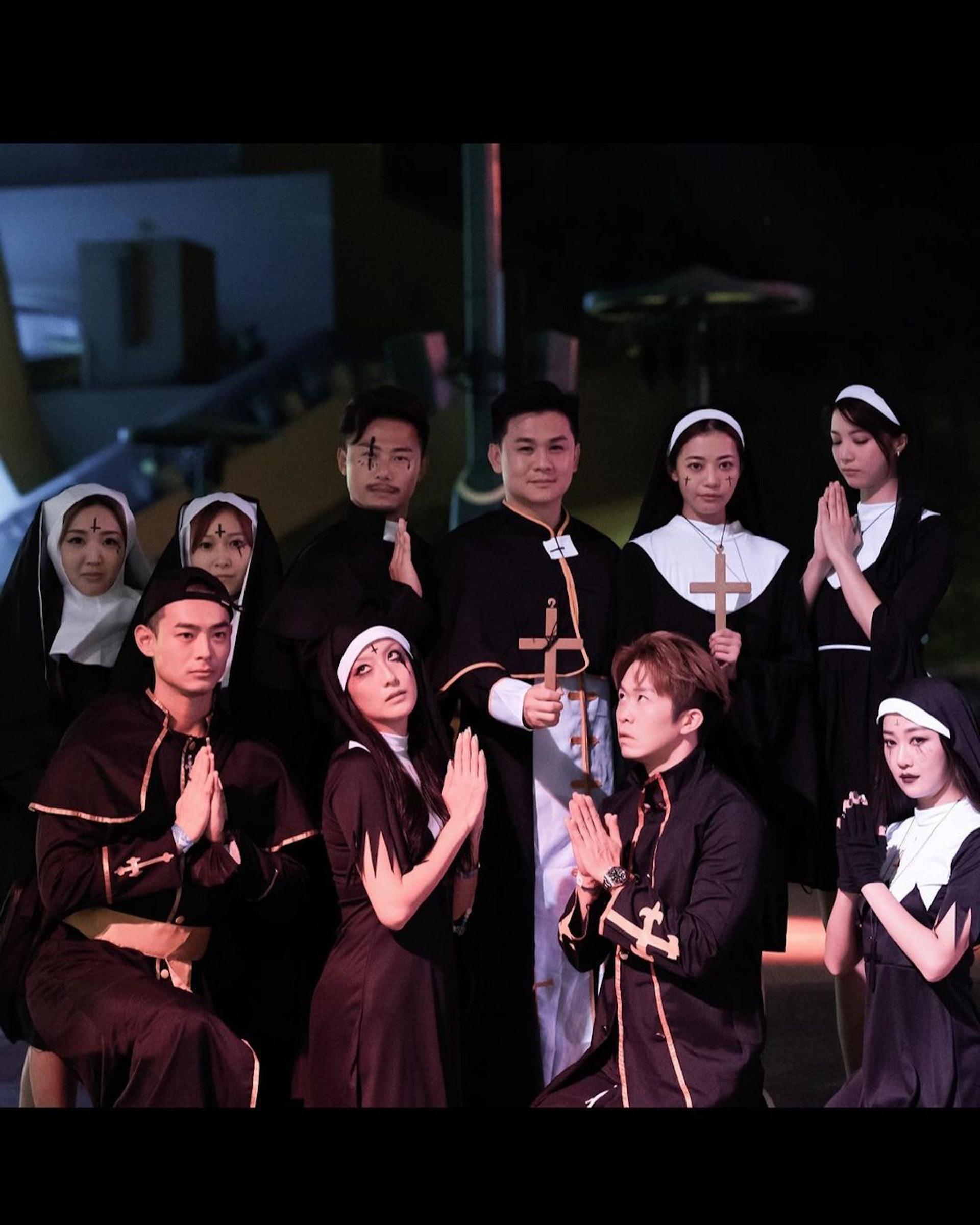 陳曉華孖朱智賢等扮修女。