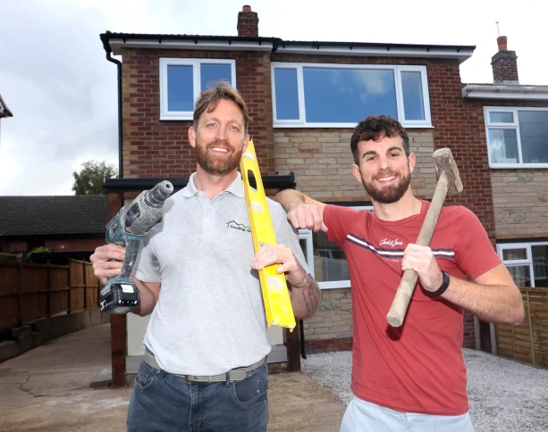 Badkin(左)裝修該屋後準備放售。(互聯網)