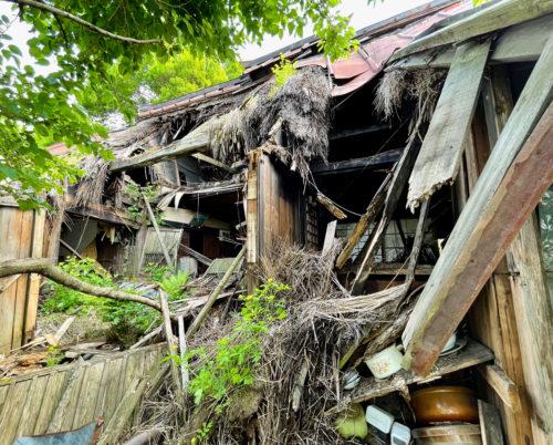 大宅屋企因積雪塌下。(互聯網)