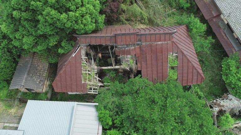 大宅屋企因積雪塌下。(互聯網)