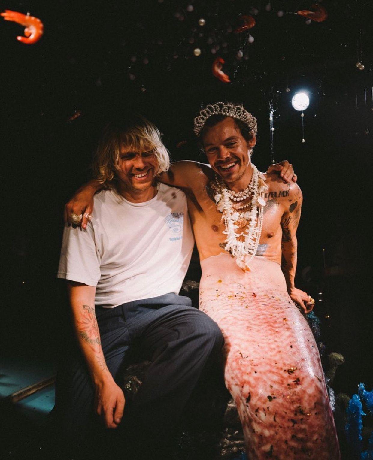 Harry Styles為單曲《Music For a Sushi Restaurant》化身半人半魷魚拍MV。