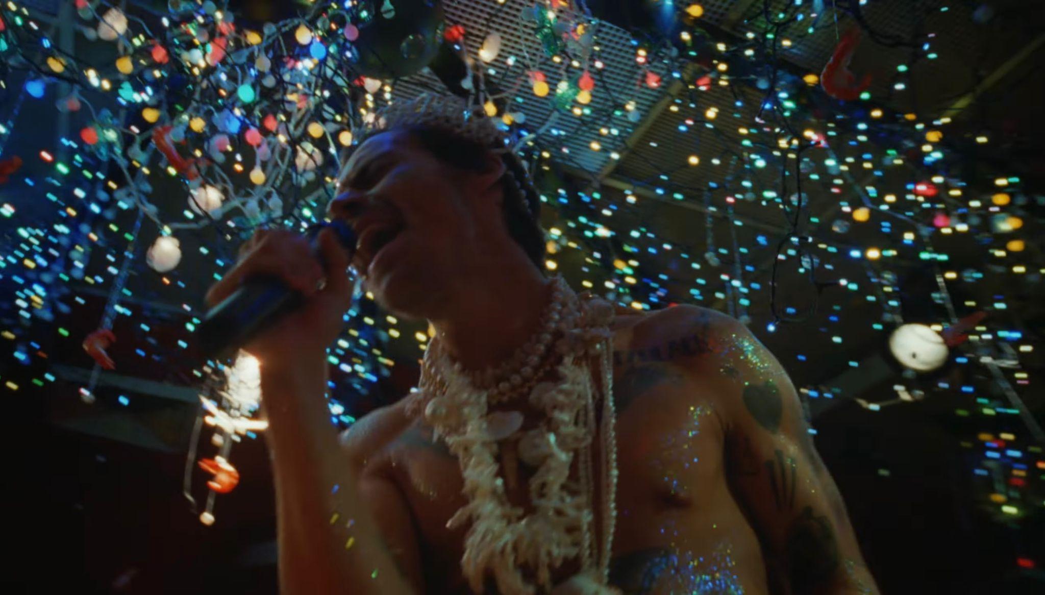 Harry Styles今次亦大晒肌肉及紋身。