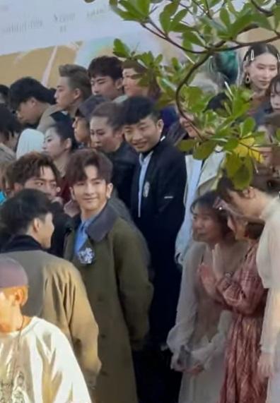 陳卓賢讓出位置,讓身後的女歌手可以站前少少拍照。