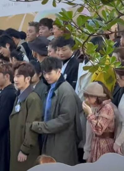 陳卓賢讓出位置,讓身後的女歌手可以站前少少拍照。