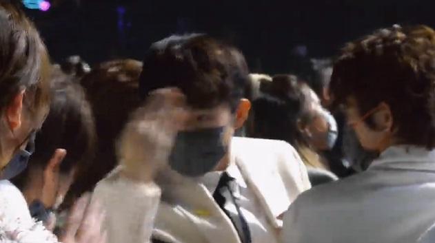 Ian見到準備上台的姜濤滿頭大汗,於是拿出紙巾。