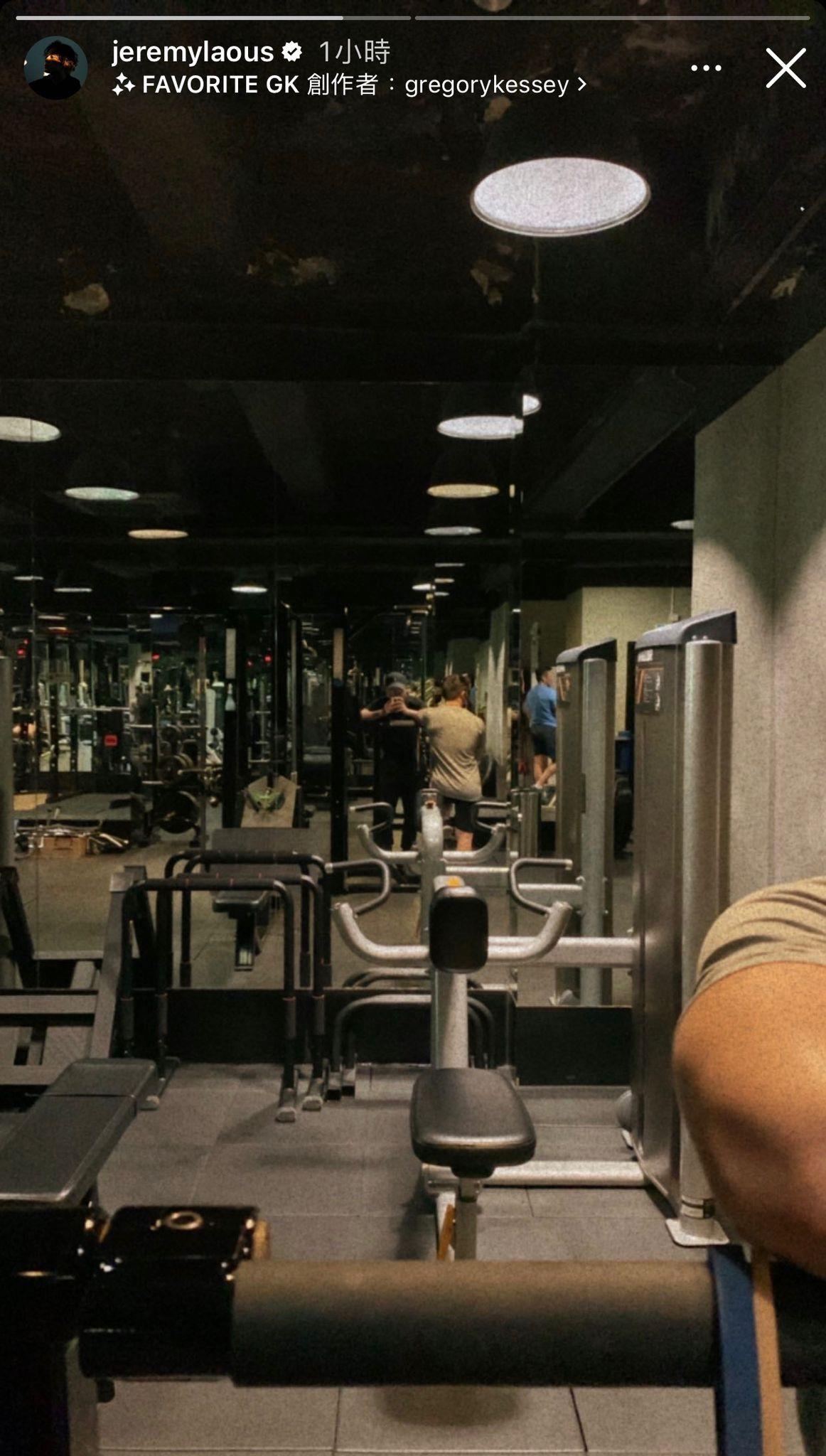 柳應廷在IG限時動態分享在健身中心做Gym自拍。