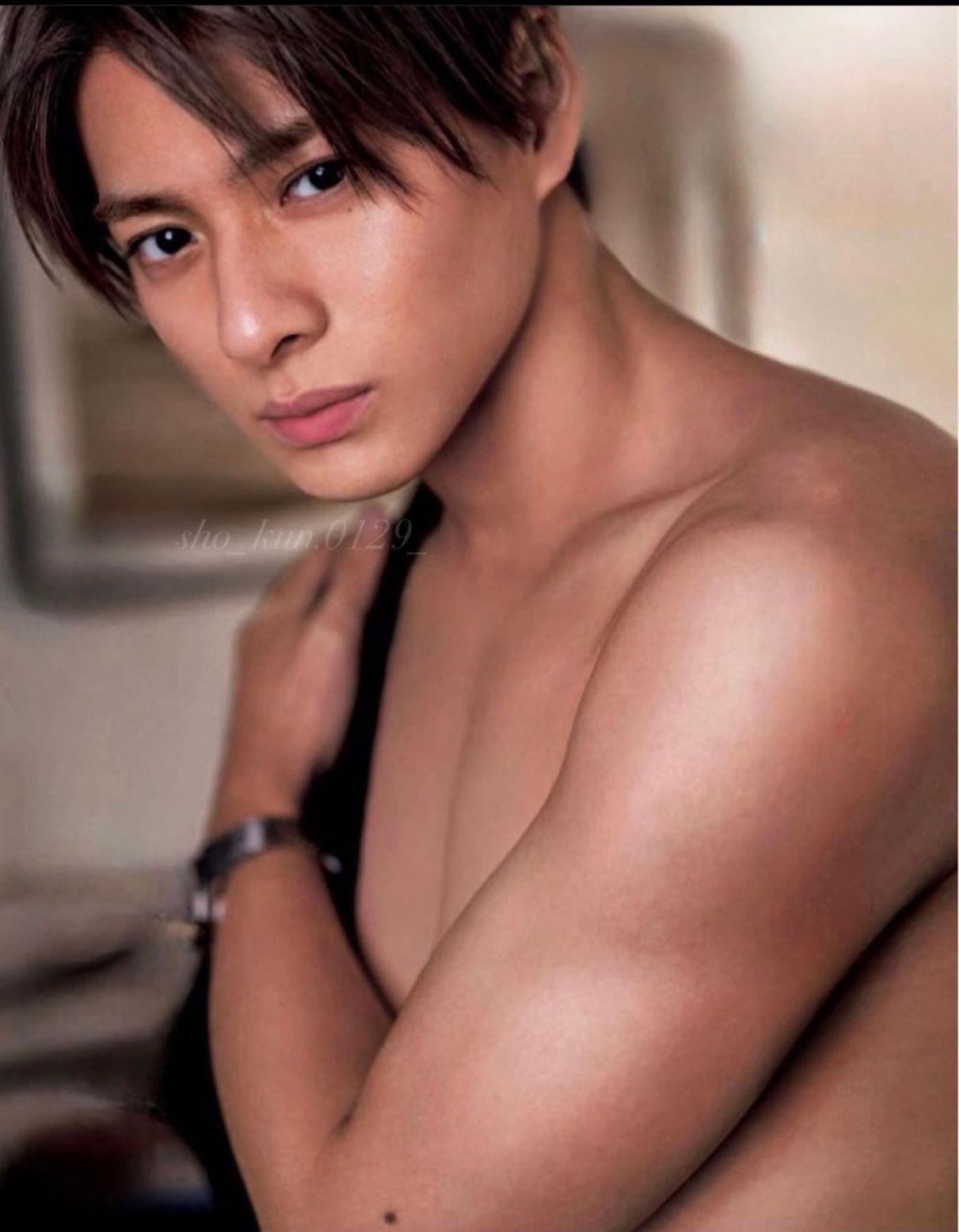 平野紫耀最近為美容月刊《美ST》露肉上陣