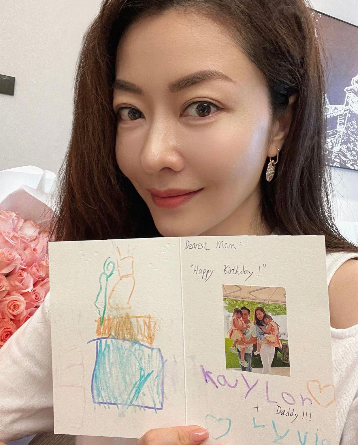 兩個寶貝女亦親手繪畫了生日卡賀媽媽生日。