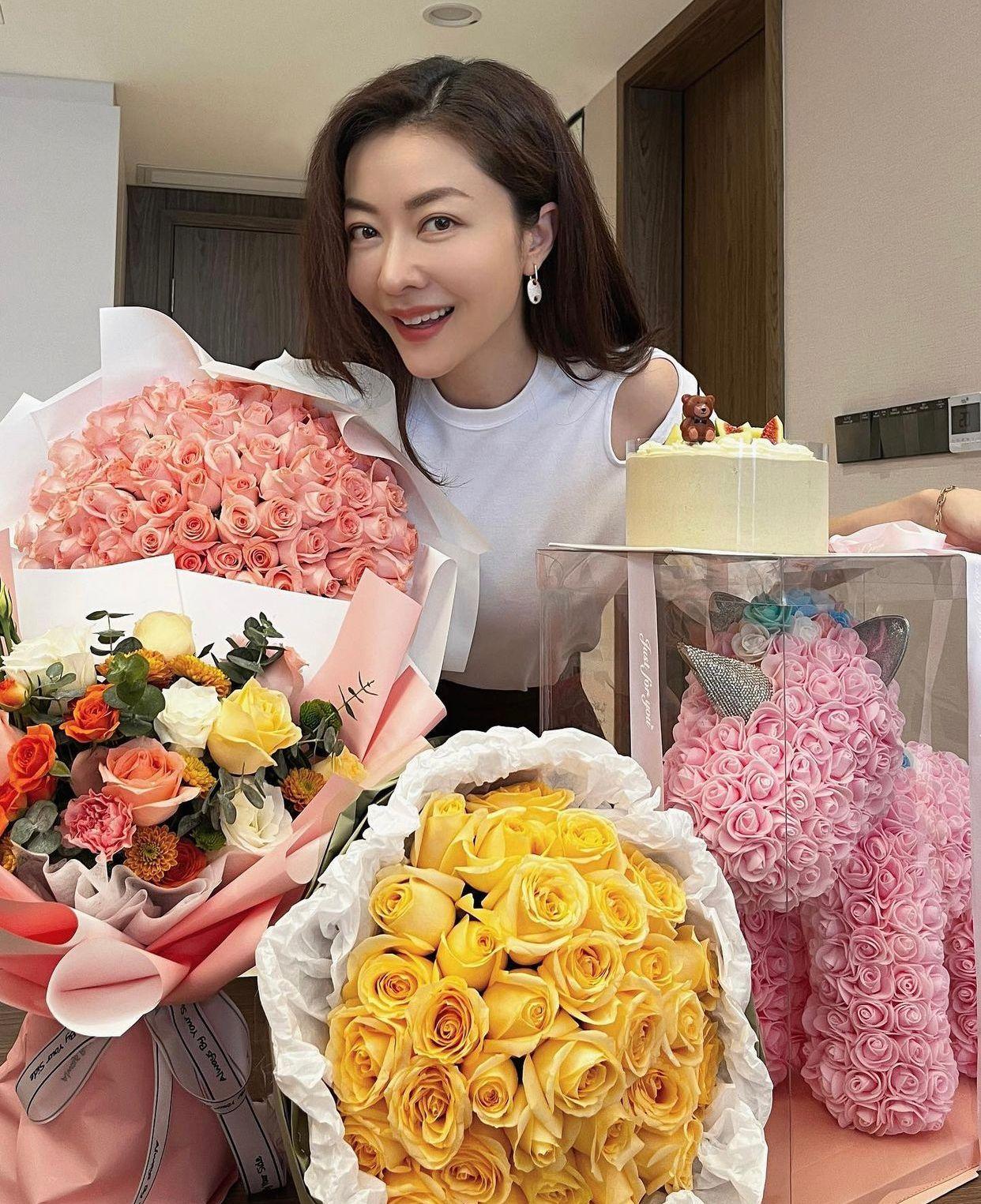 Lynn獲老公郭可頌送上一束101支粉紅色玫瑰花,寓意太太是101分好老婆。