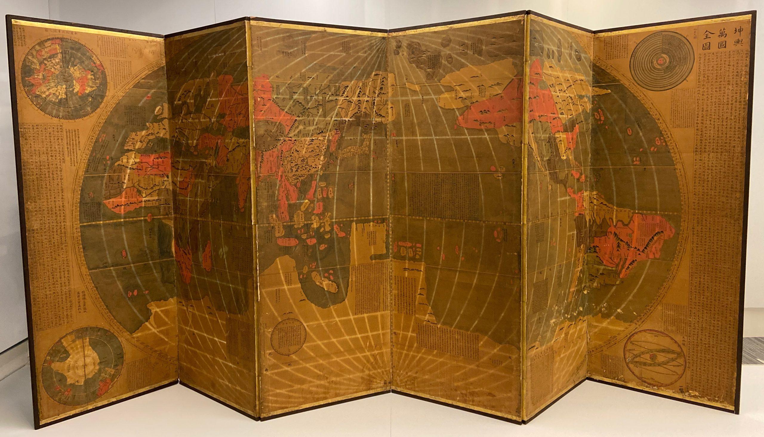 此圖爲利瑪竇繪製的掛牆世界地圖的早期抄本,為世界首張結合東西方製圖學的地圖,由一位日本工匠於17世紀製作。地圖完全打開時高1.7米,寬3.8米。利瑪竇的世界地圖最初於1602年在北京耶穌會傳教會印刷出版,現存僅餘八件已知複本。(科大圖書館圖片)