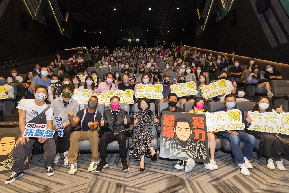 劉嘉玲首次加入謝票團,與觀眾大合照。