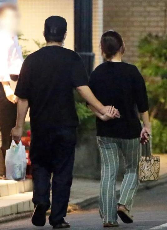 三浦貴大被爆蜜運,日前拖圈外女性撐枱腳。