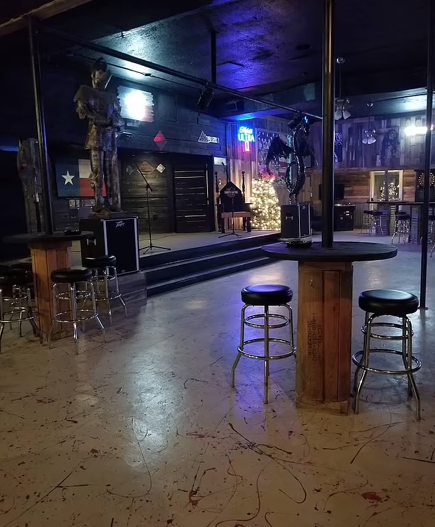 據報Dean在女兒死亡前一晚,留下3名孩子在家,自己到圖中夜店消遣。(互聯網)