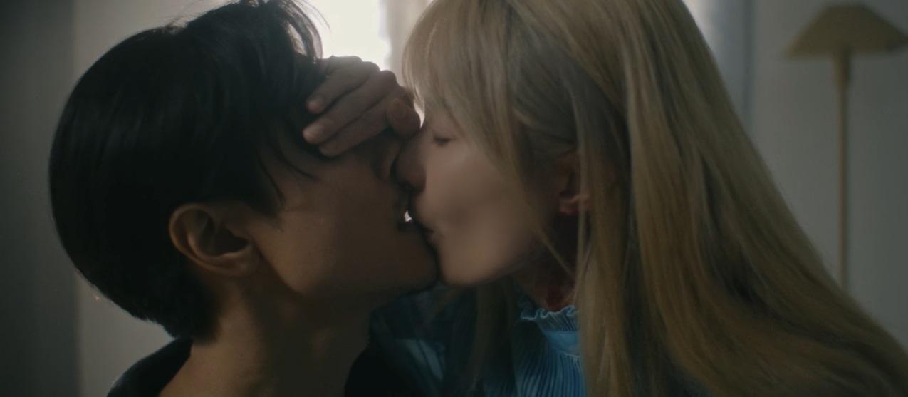 On仔為新歌《厭惡物圖鑑》的MV獻上螢幕初吻。