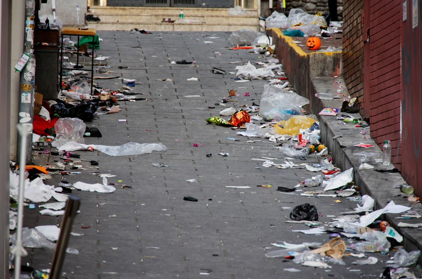 現場留下大堆雜物。(路透社)