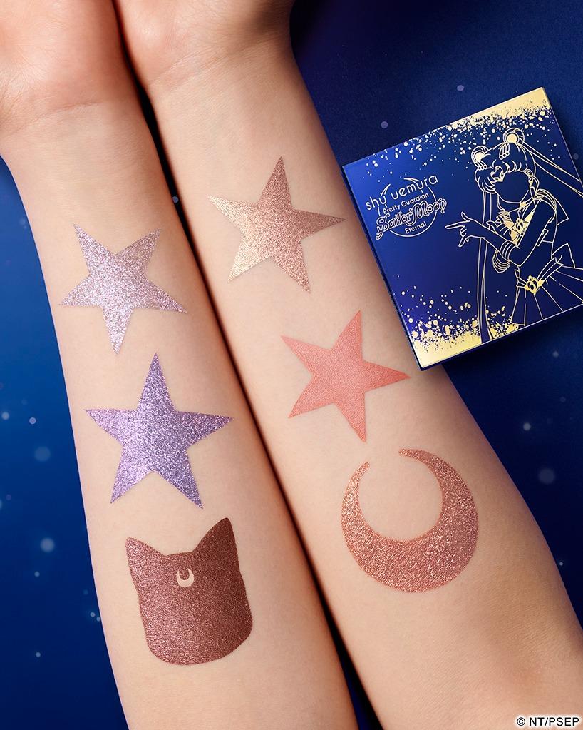 永恆稜鏡眼影組合加入以雙折射粒子製作的稜光漸變雙色眼影,可根據光線照射的位置反射出多種色彩。