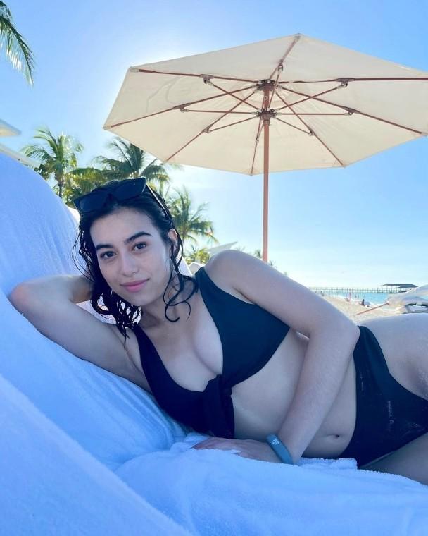 Jade Bender有份演出Netflix電影《高中無限期》。