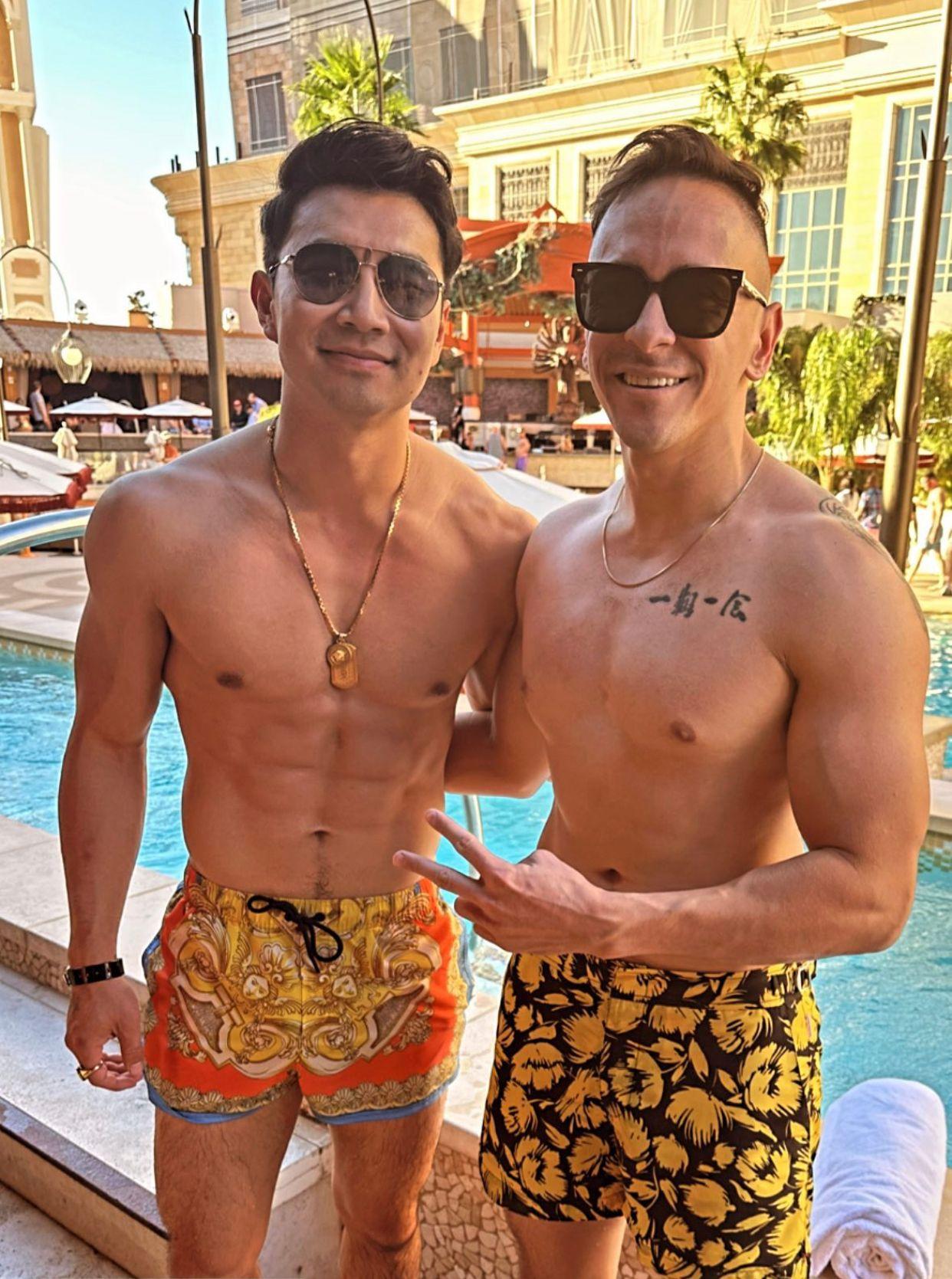 劉思慕轉貼一張跟友人合照,其身上六嚿腹肌甚有睇頭。