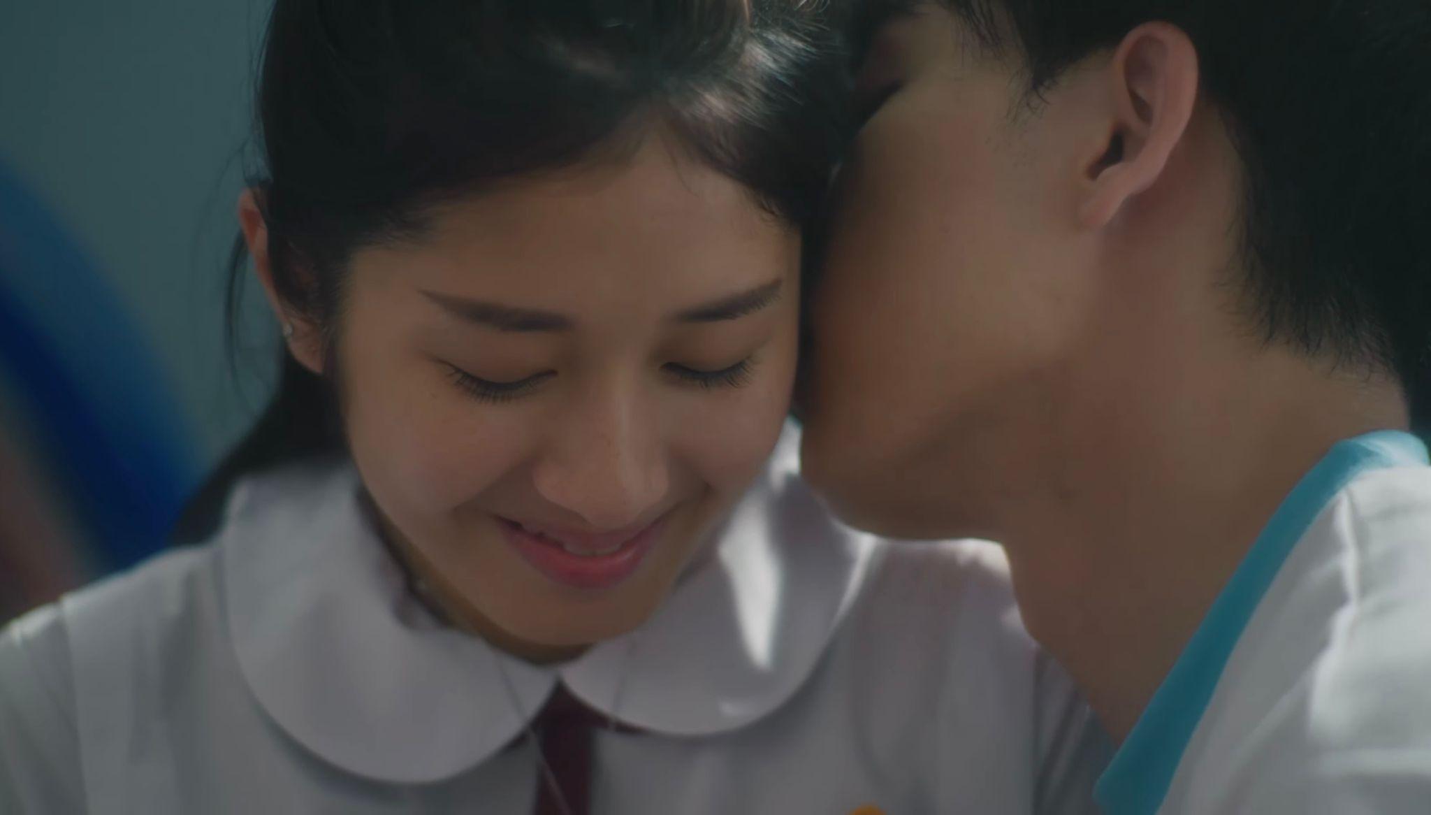 Stone與泰妹有親熱場面。