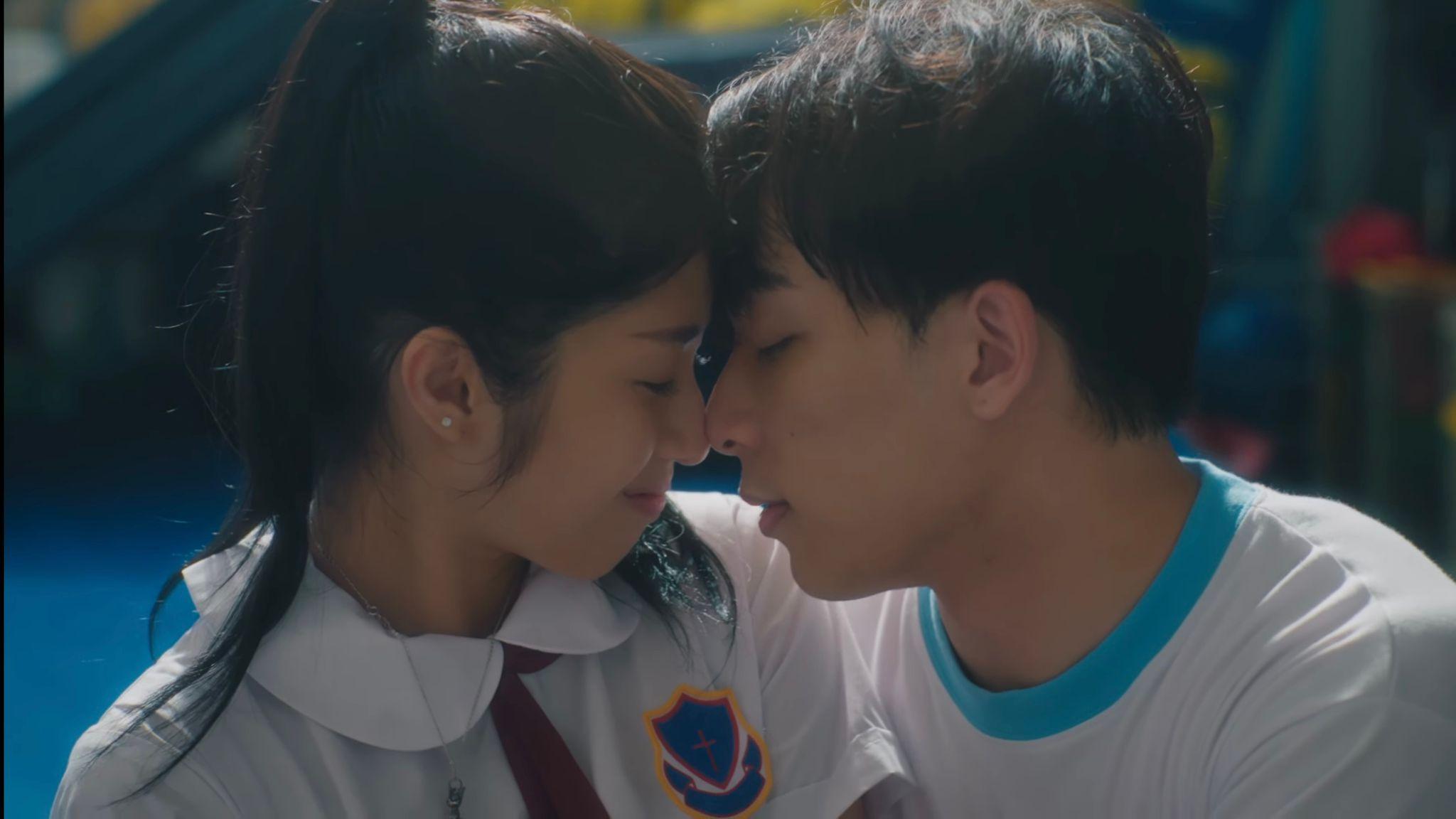 Stone與泰妹上演甜蜜的親熱場面,更奪去泰妹的第一次。