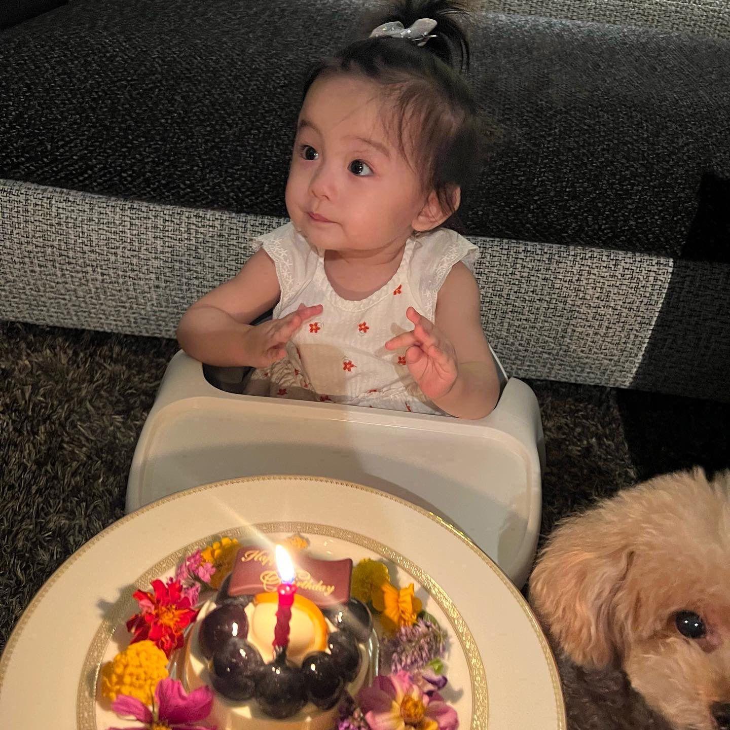 寶貝女已經滿1歲,獲網民大讚十分可愛。