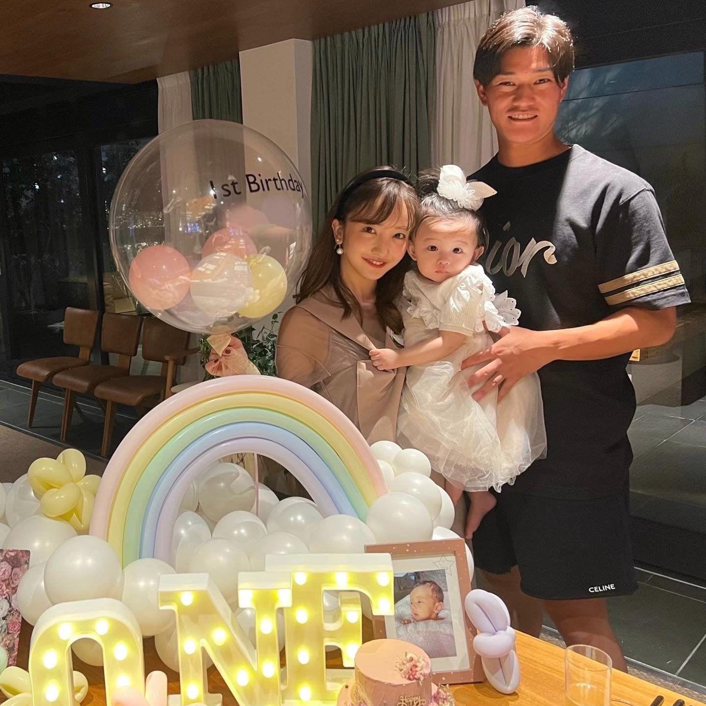 板野友美老公是棒球界型男高橋奎二,昨日更貼出一家三口合照。