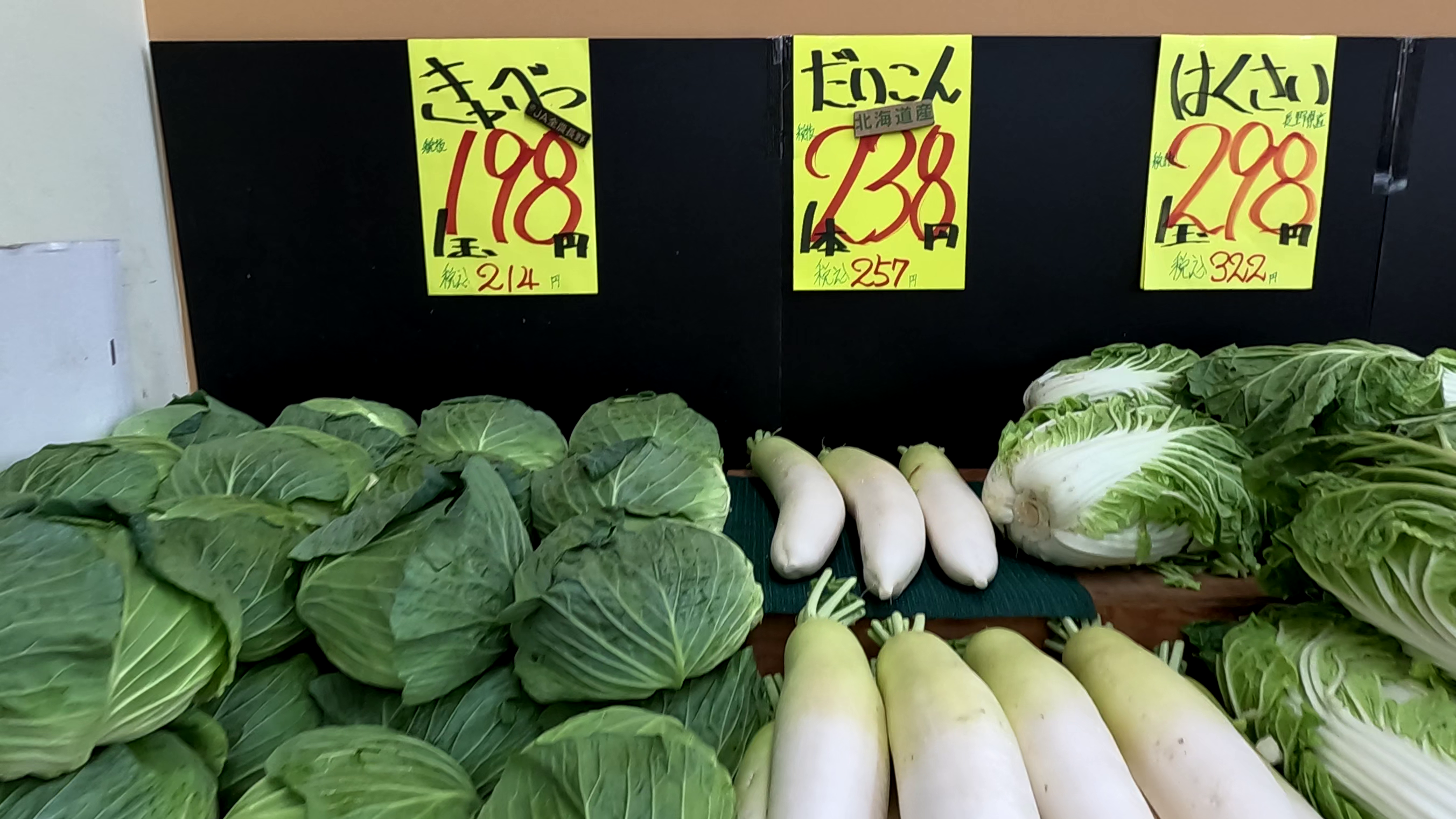 店內貨品以商用為主,有新鮮蔬菜肉類、乾貨以及各式各樣的調味料