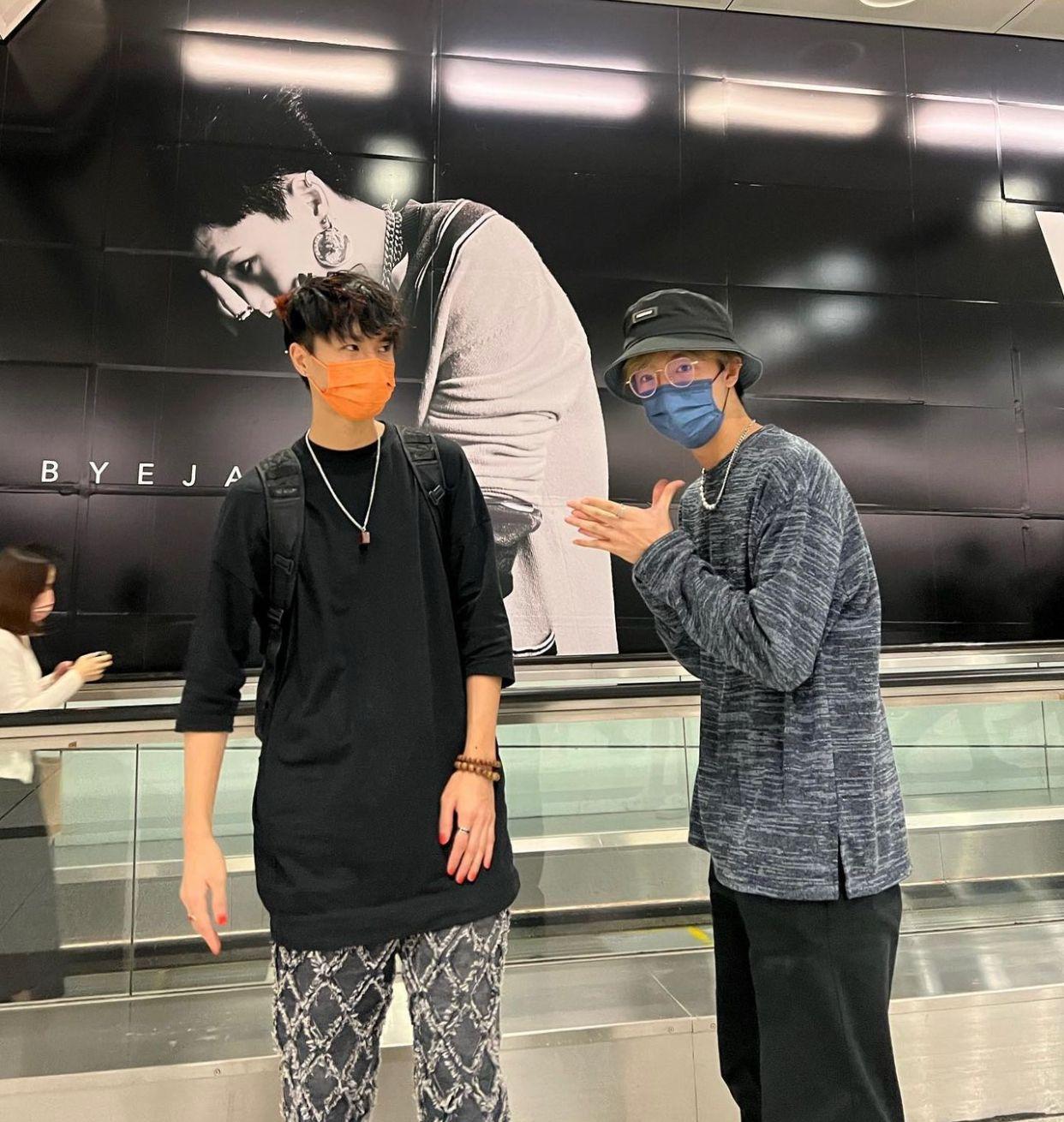 Byejack與波子到廣告前打卡。