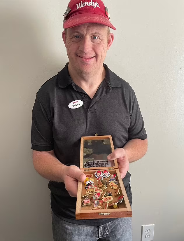 Dennis Peek喜歡在Wendy's的工作,一做便20年。(互聯網)