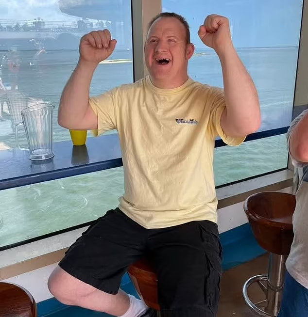 Dennis Peek喜歡在Wendy's的工作,一做便20年。(互聯網)