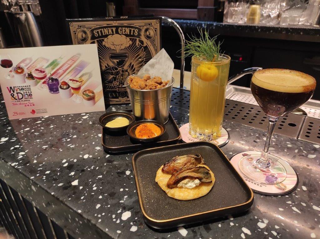 (右一)雞尾酒「Wake Up」加入了本地的蝦籽。(李朗僑攝)