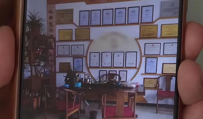 于女表示,見王大師「診所」內有大量證書,所以對其能力深信不疑。(互聯網)