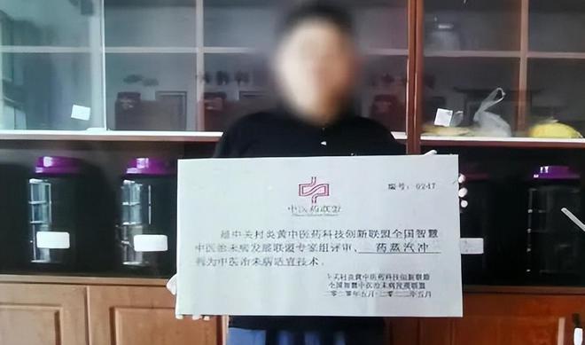 王大師展示自己與有關部門合作的專利。(互聯網)